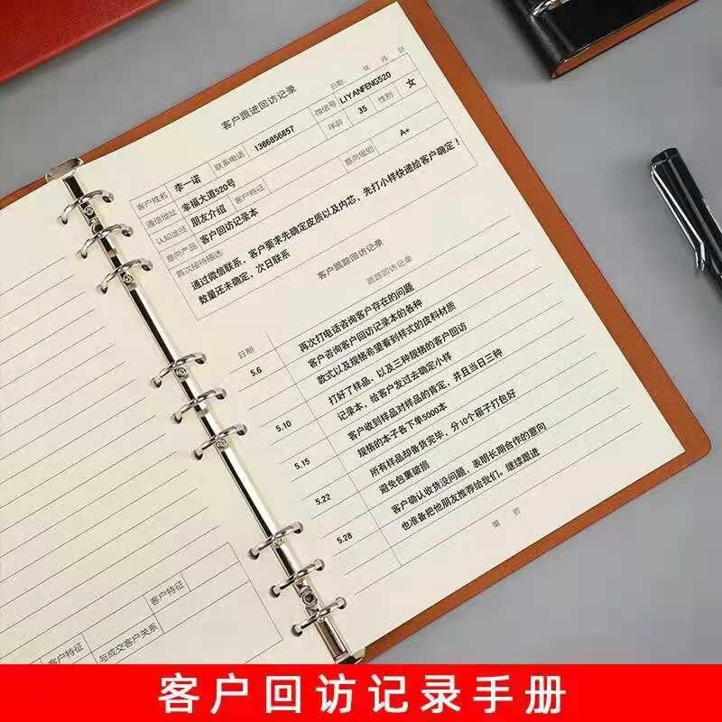 Khách hàng bất động sản theo sau sổ ghi chép của công ty bảo hiểm chủ ý.