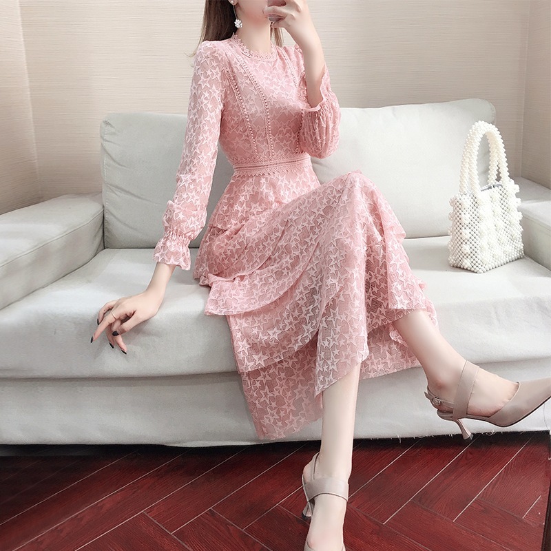 Chiếc váy cho thấy một chiếc bánh hoa cúc mỏng, duyên dáng dài, duyên dáng dài, bóng loáng.