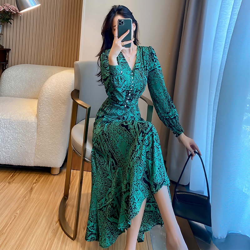 Trang phục cao cấp, dài dòng, năm 2024 với một mùi hương mới.
