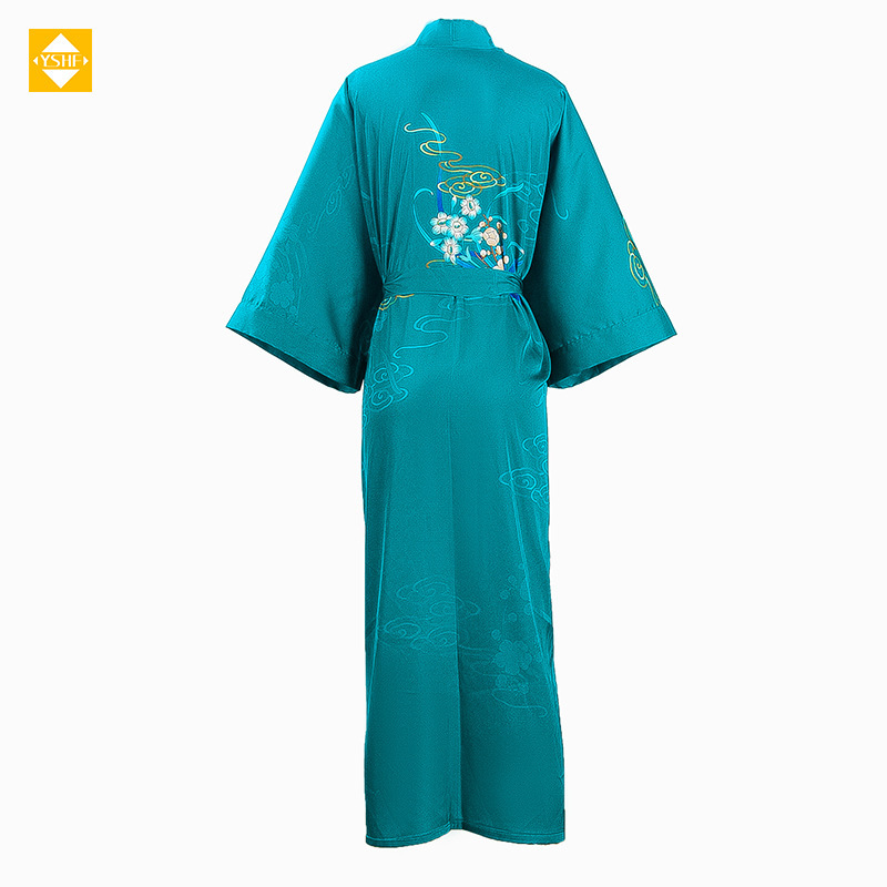 Cổ có một cái áo đẹp, mát lạnh, dài, lụa cho mùa hè.