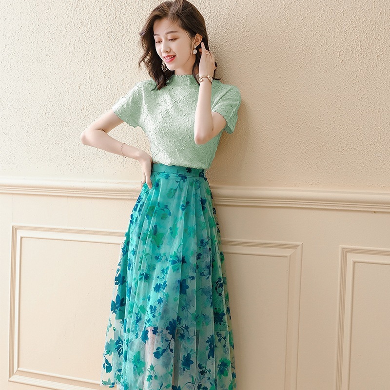 Hai đôi váy mùa hè mới cho một cô gái với bộ váy nửa màu.
