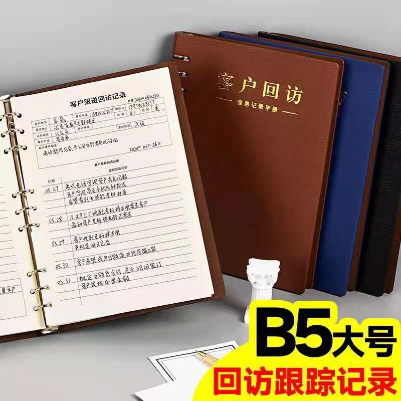Khách hàng bất động sản theo sau sổ ghi chép của công ty bảo hiểm chủ ý.