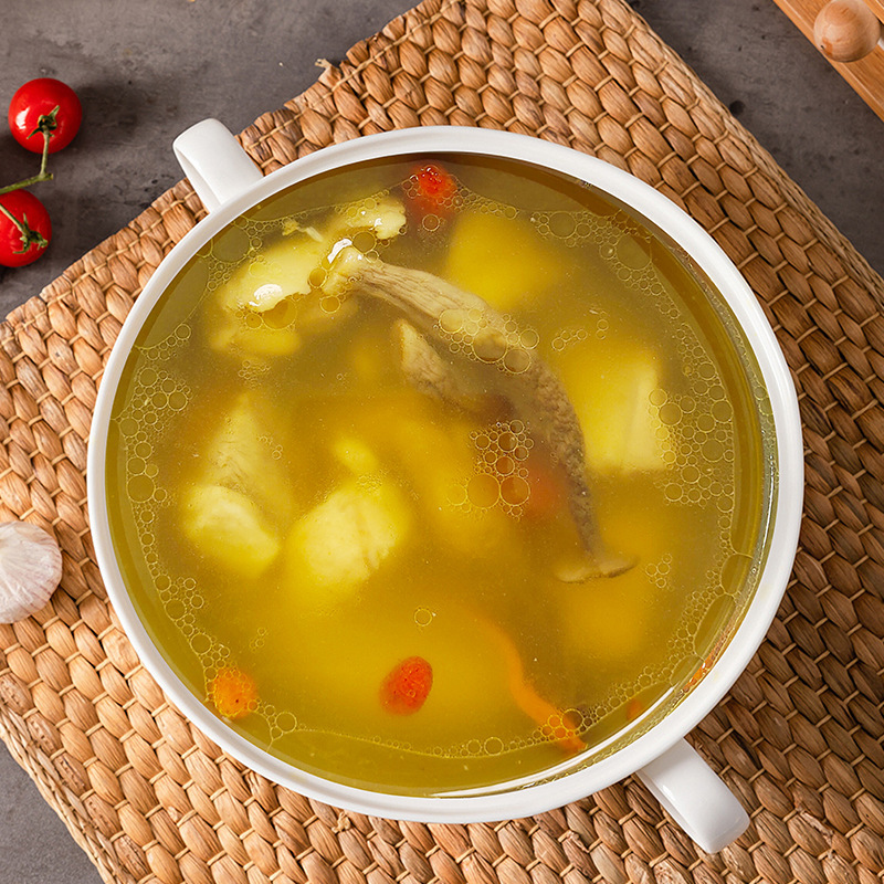 Thức ăn nóng và nóng cho món súp gà nấu ở nhà.