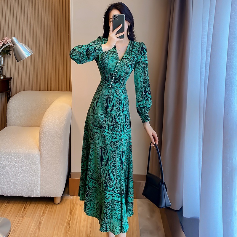 Trang phục cao cấp, dài dòng, năm 2024 với một mùi hương mới.