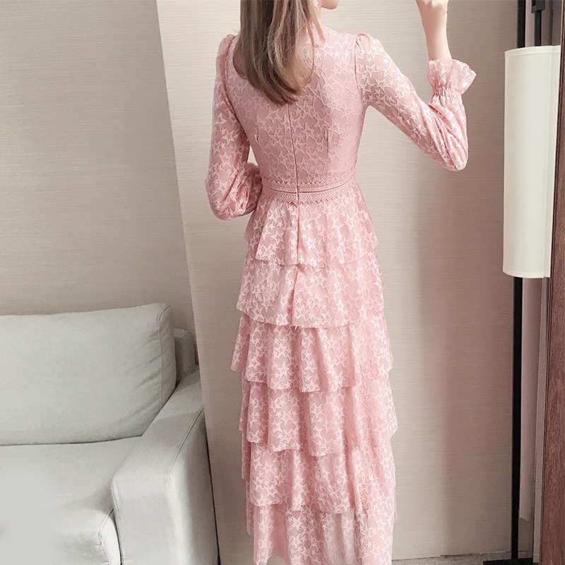 Chiếc váy cho thấy một chiếc bánh hoa cúc mỏng, duyên dáng dài, duyên dáng dài, bóng loáng.