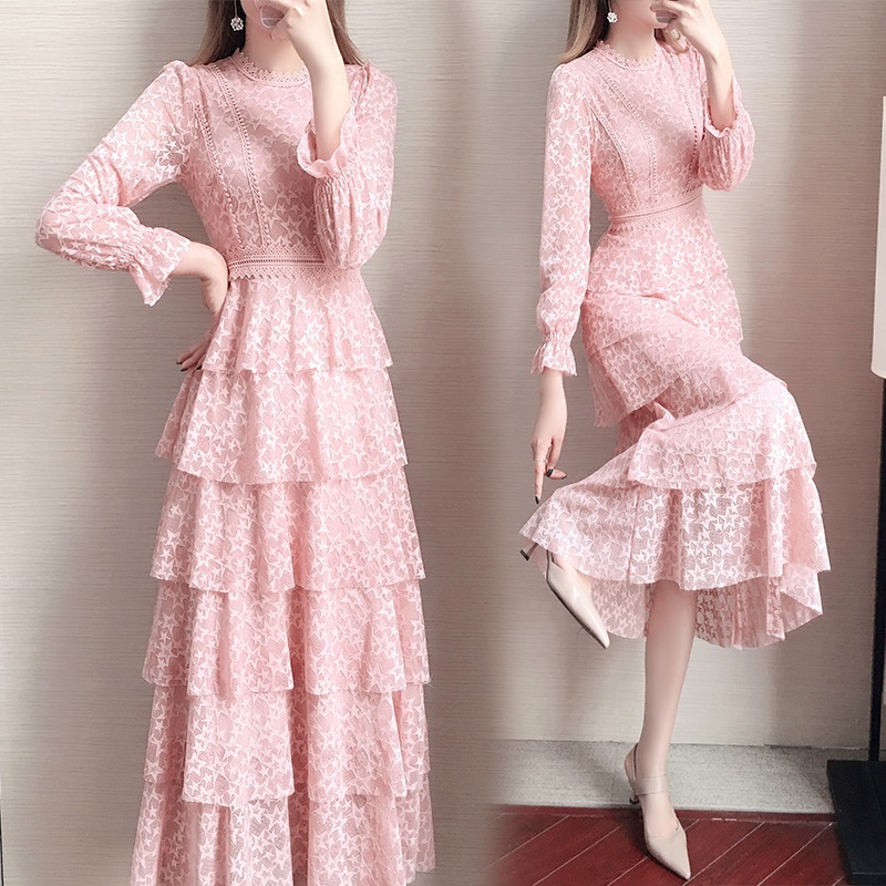 Chiếc váy cho thấy một chiếc bánh hoa cúc mỏng, duyên dáng dài, duyên dáng dài, bóng loáng.
