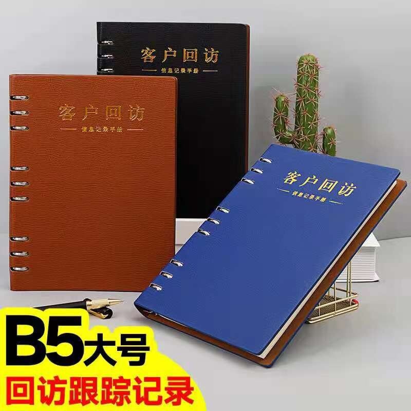 Khách hàng bất động sản theo sau sổ ghi chép của công ty bảo hiểm chủ ý.