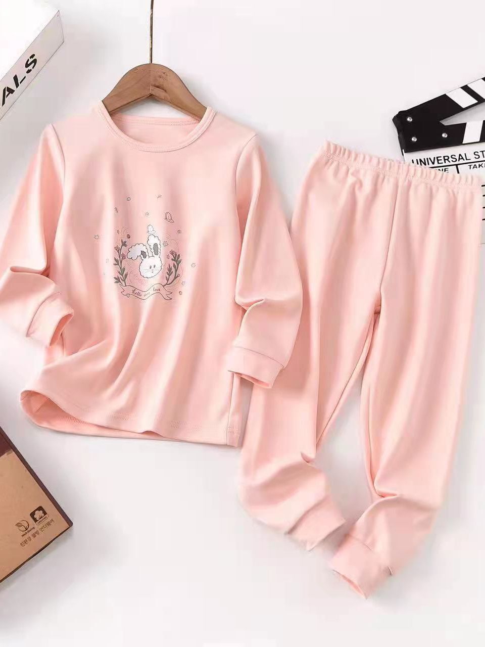 Quần áo lót trẻ em với quần lót phụ nữ mới, các chàng trai mặc đồ pyjama ấm áp, các chàng trai mặc quần ngắn trên quần áo nhà