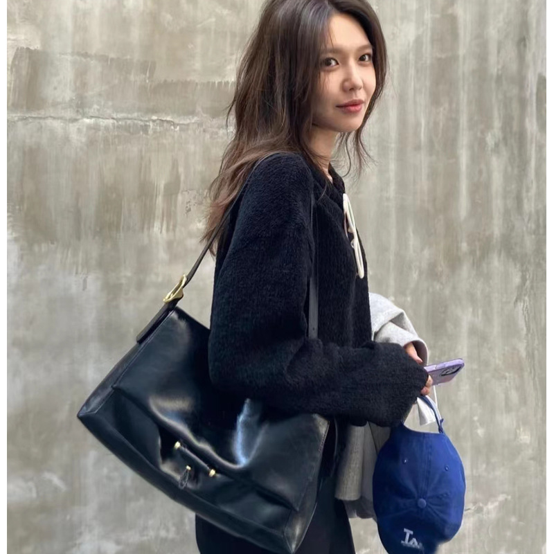 Sweat, big bag, South Korea's Autumn Fashion Designer, Poo Choi Su-young, one-shoulder-slide.