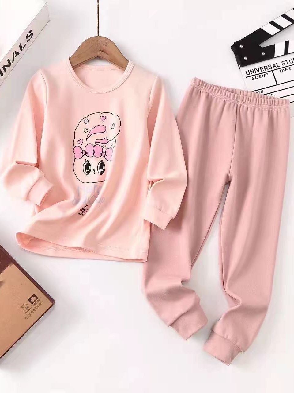 Quần áo lót trẻ em với quần lót phụ nữ mới, các chàng trai mặc đồ pyjama ấm áp, các chàng trai mặc quần ngắn trên quần áo nhà