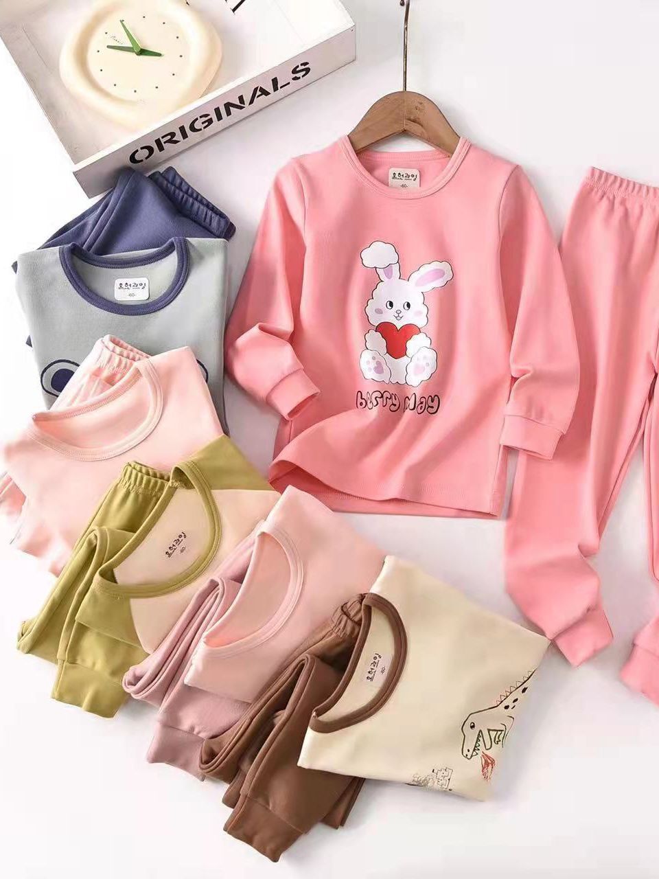 Quần áo lót trẻ em với quần lót phụ nữ mới, các chàng trai mặc đồ pyjama ấm áp, các chàng trai mặc quần ngắn trên quần áo nhà