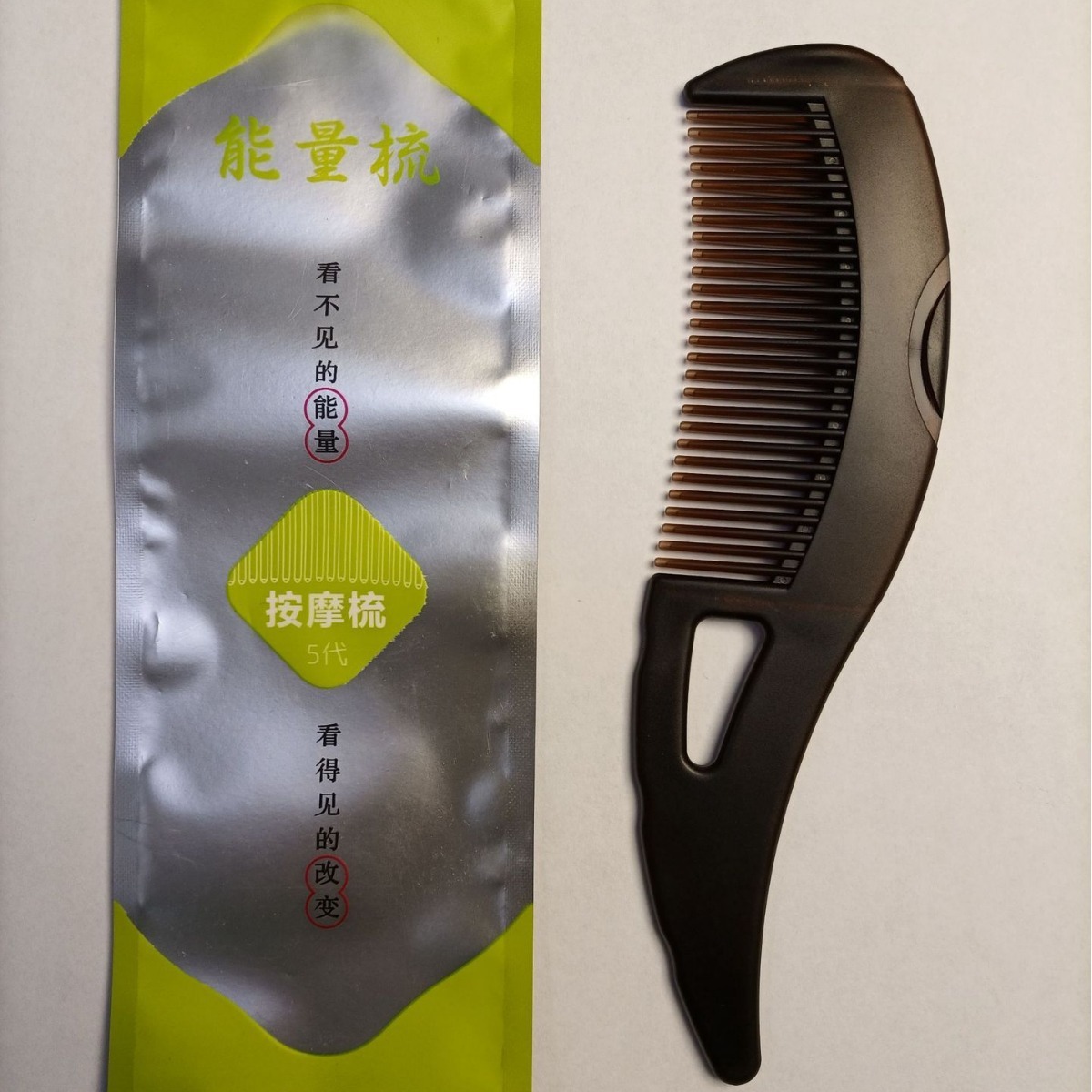 The third generation combs with a box with naked hair.