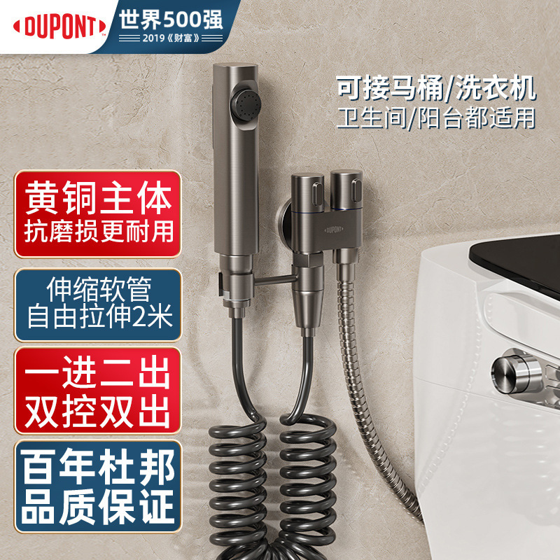 Bộ xả bồn cầu. Nhà vệ sinh của phụ nữ vòi nước.
