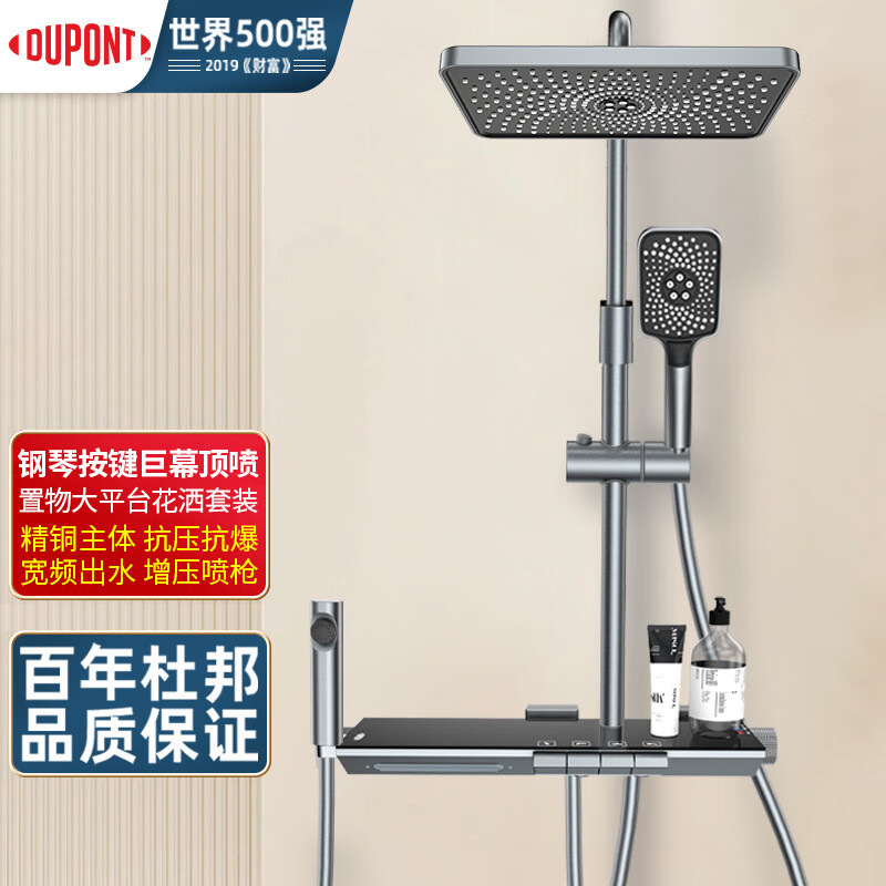Mưa nhiệt đới với máy bơm piano nóng, mái nhà bằng đất.