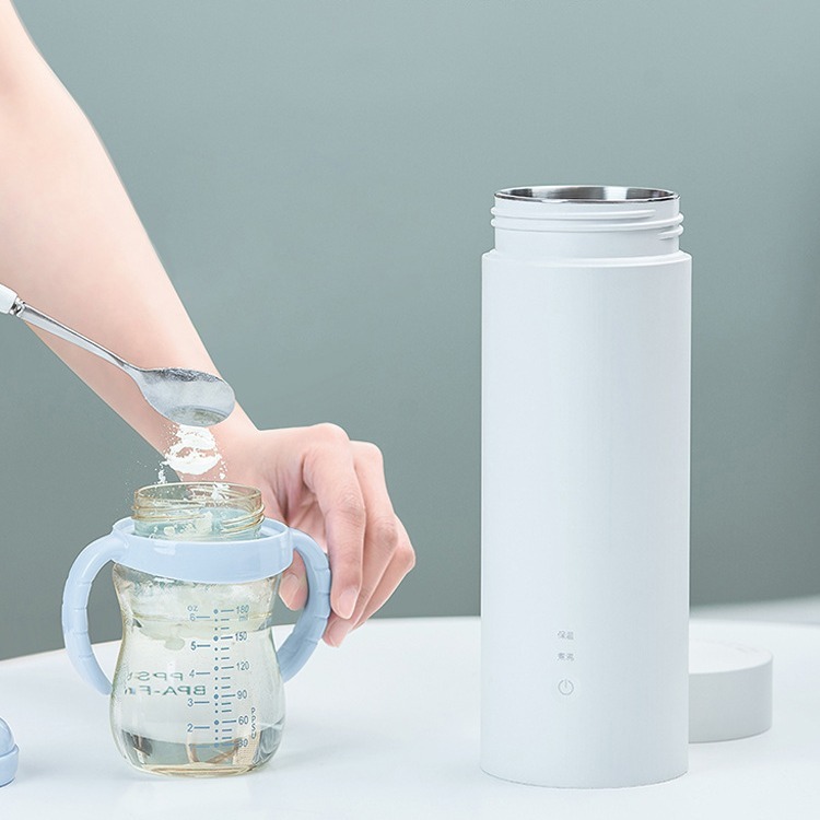 Cơm có một ly nước nóng để hâm nóng và sưởi ấm trên một ly nước nóng xách tay.