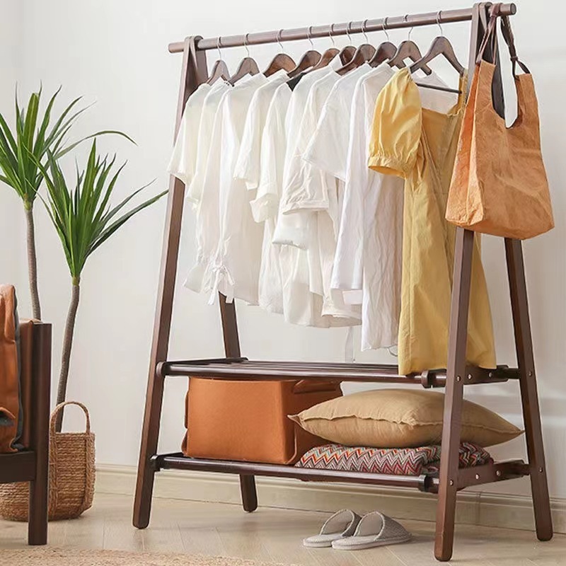 Nhà trong những cái móc mũ bằng gỗ, móc treo trong phòng ngủ.