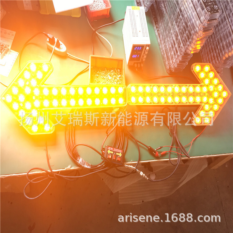 ไฟลูกศรสองทางสําหรับนําโครงการแสงรถที่ขึ้นยอดเพื่อเคลียร์ 12 V24 V สําหรับน้ํารั่วไหลสุขาภิบาลรถยนต์