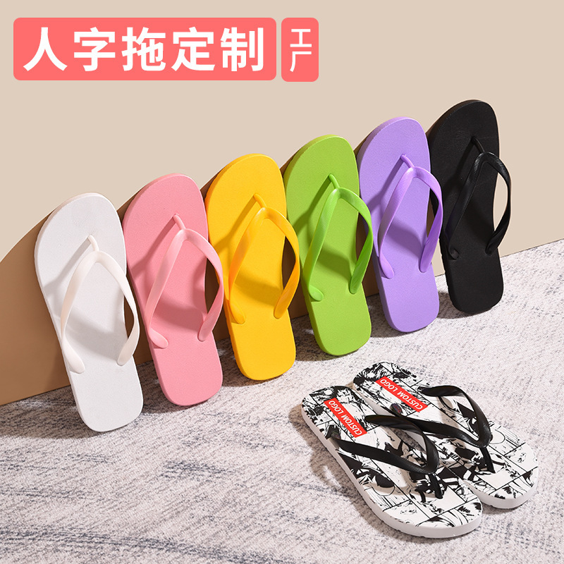 Các biểu đồ in và thạch cao phụ nữ trên bãi biển có mái chèo nam