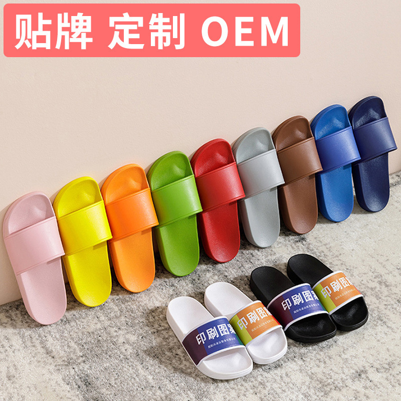 Đôi dép mới, đôi dép kiểu Logo, đôi dép bằng nhựa không dựa vào nhà.