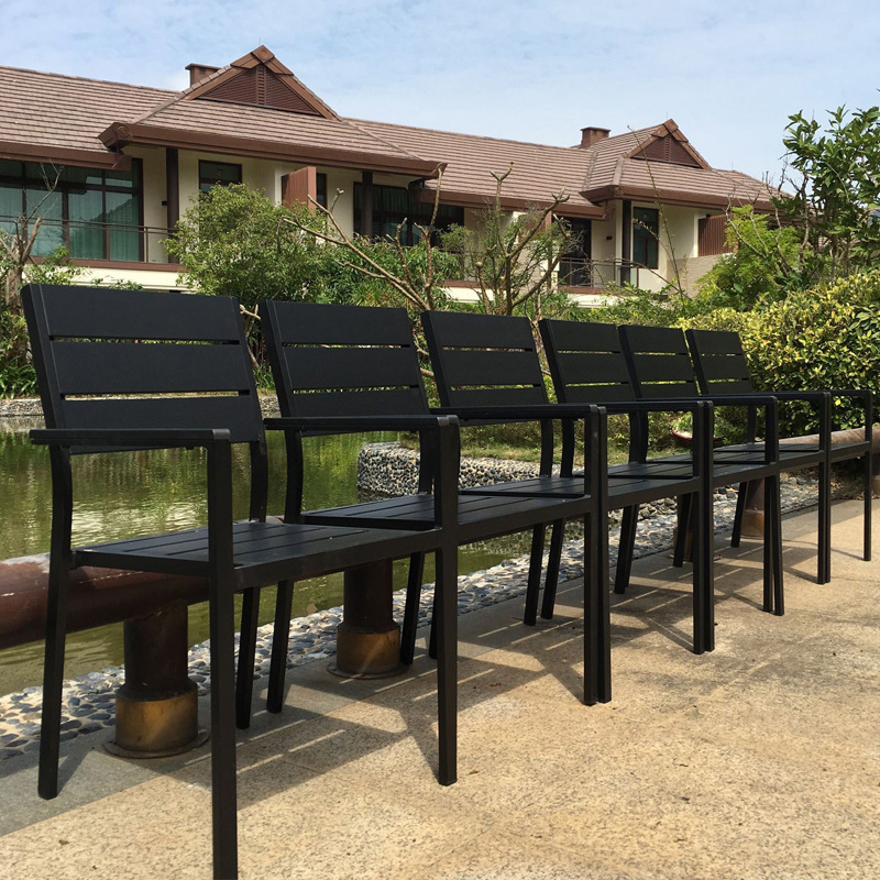 Aluminium alloy outside of the garden garden, table and chair for a wooden meal at the Commercial Plaza Hotel.