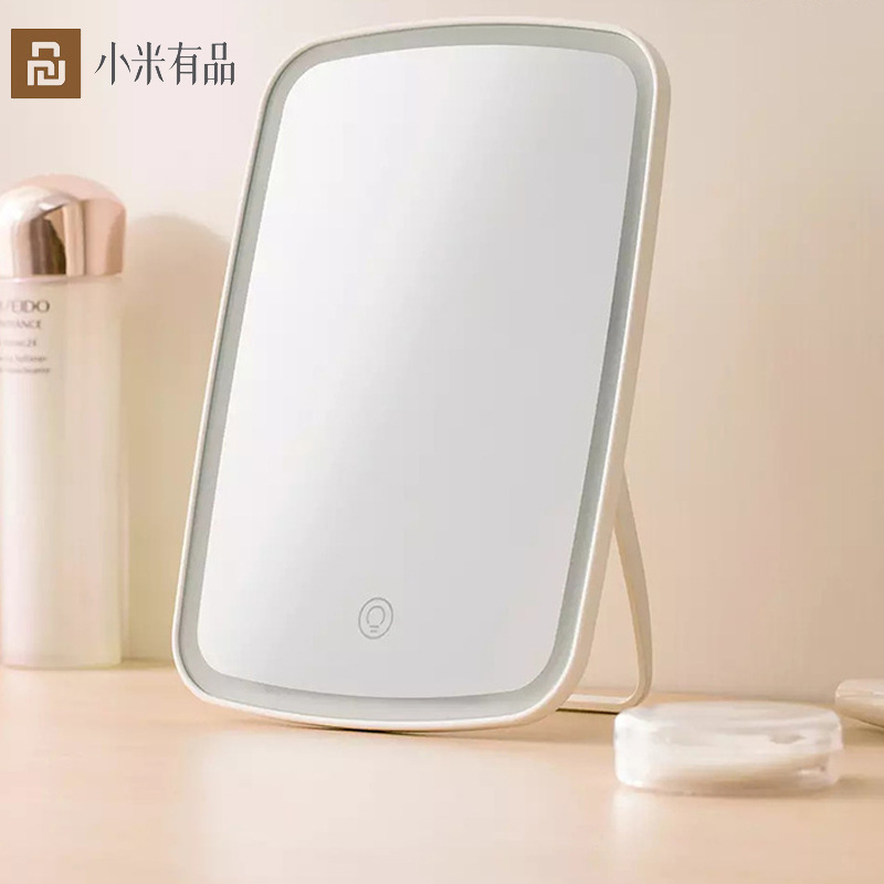 Bức gương trang điểm của Jordon Judy với ánh sáng để trang điểm cho màn hình nền của phòng trang điểm.