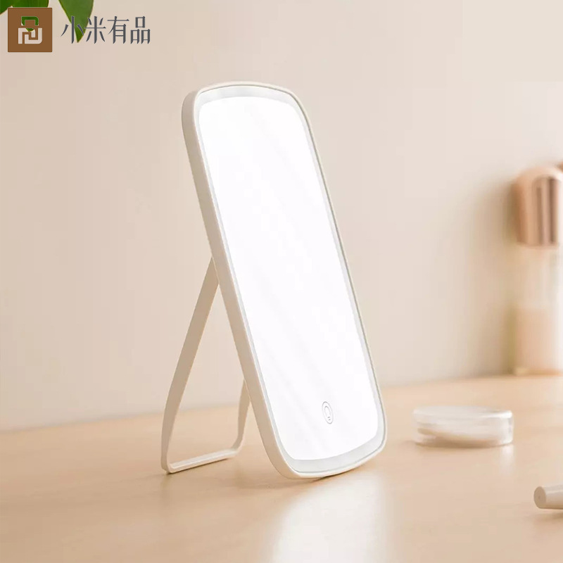 Bức gương trang điểm của Jordon Judy với ánh sáng để trang điểm cho màn hình nền của phòng trang điểm.