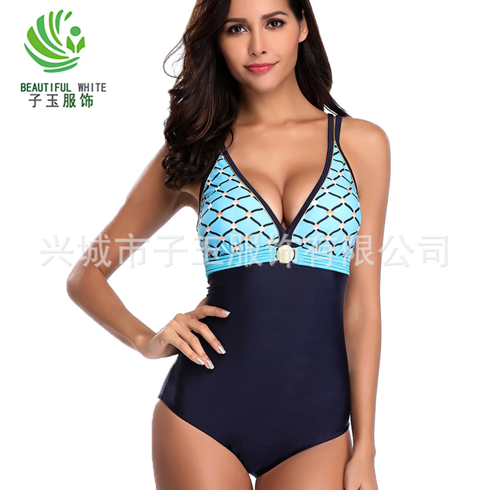 Một thương mại nước ngoài ở Amazon, một phụ nữ Mỹ da đen sexy, in một áo ngực lớn với mái tóc.