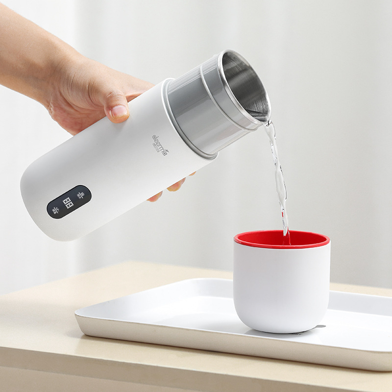 Ứng dụng cho một chuyến đi nước nóng nhỏ mang theo với một chiếc tách nhỏ đa chức năng.