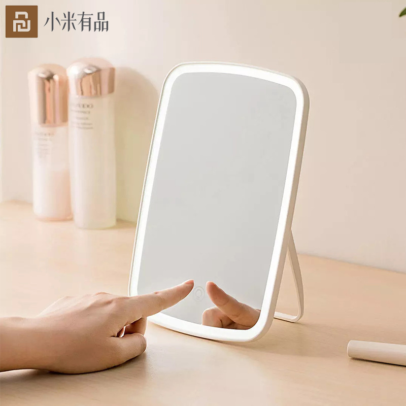 Bức gương trang điểm của Jordon Judy với ánh sáng để trang điểm cho màn hình nền của phòng trang điểm.