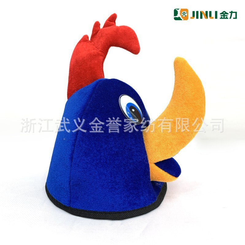 Một cái nón trên cùng thẳng và một cái nón vàng và một cái mũ hề.