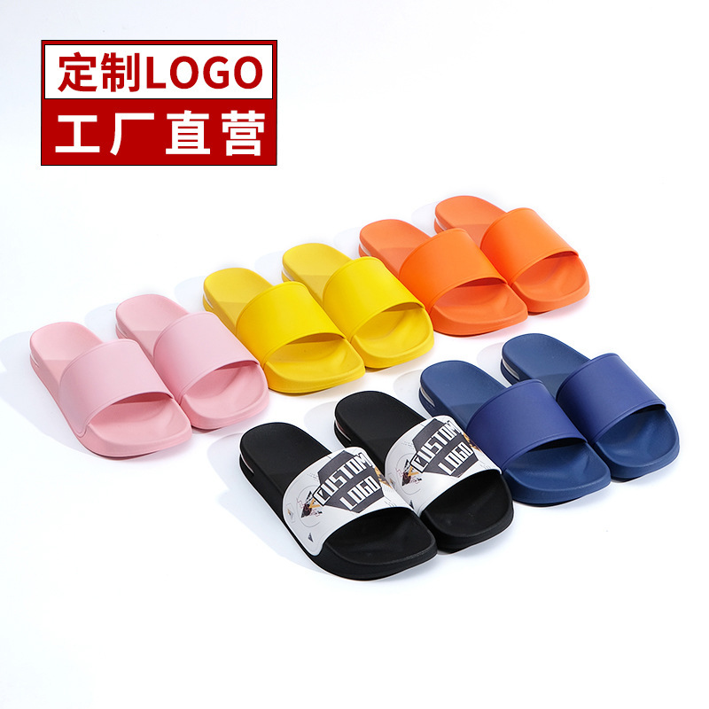 Những đôi giày mới xếp chéo tự chế tạo giày thể thao màu xanh ở trong nhà và những tấm ván trượt ngoài trời