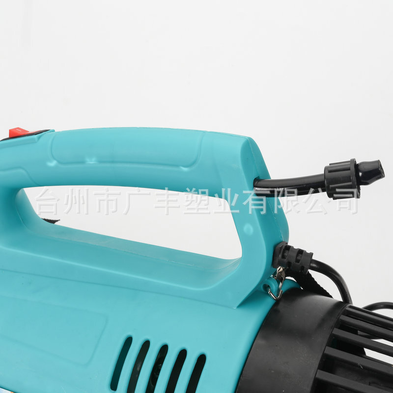 Một nhà máy sản xuất sương mù bằng máy phát điện ở nhà máy sản xuất rừng mù sương mù