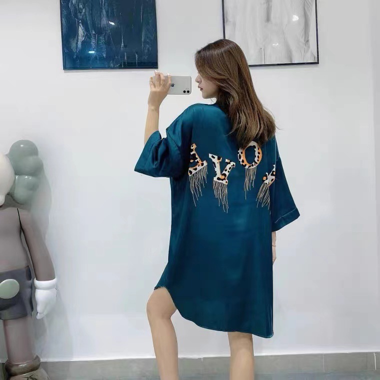 2022, một cái áo ngủ mới cho một cô gái với một cái áo dài, mỏng và một cái váy lông cho một cô gái thời trang.