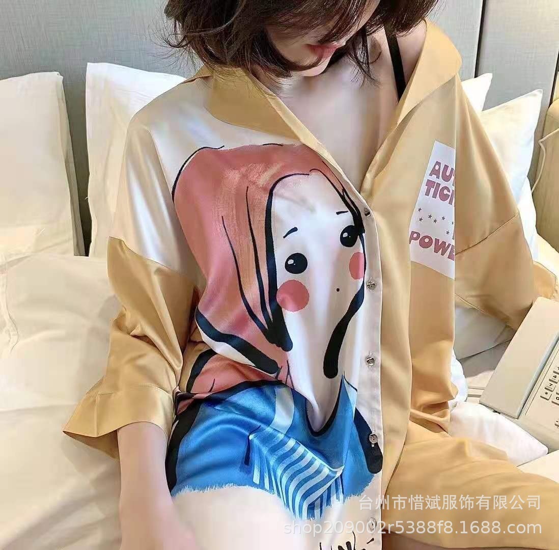 Vào mùa hè, một cô gái mặc áo lạnh, một cô gái mặc váy lụa, áo sơ mi của một cô gái, lụa đóng băng, có thể mặc một hàng rào dài.
