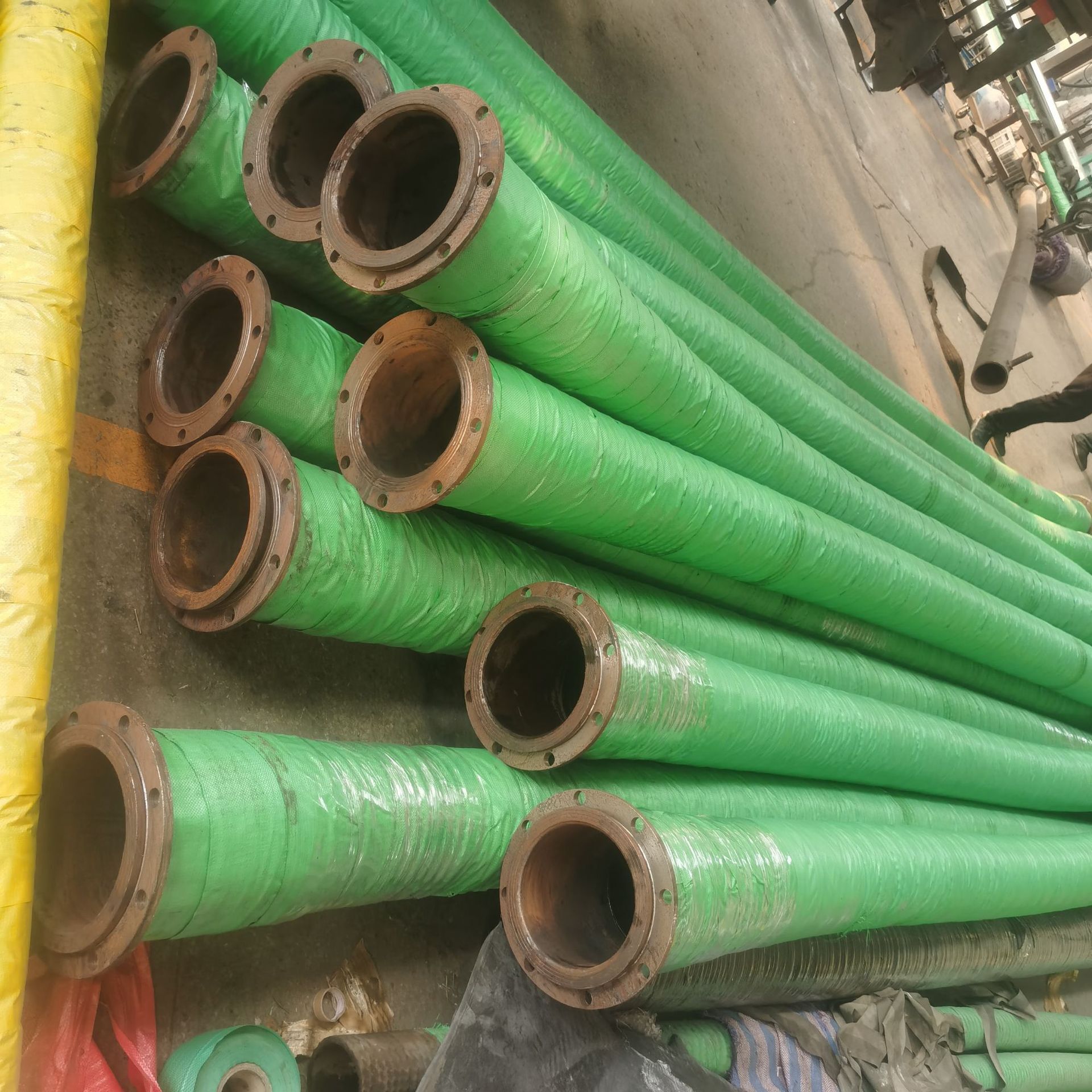 A large-calibre dredging rubber release hose, a discharge tube, a steel silk skeleton tube.