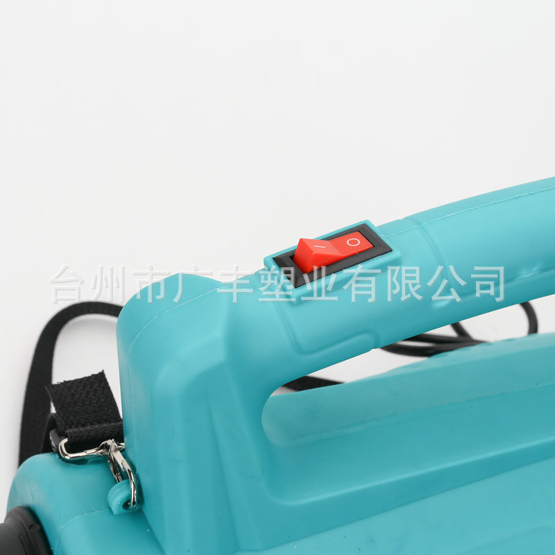 Một nhà máy sản xuất sương mù bằng máy phát điện ở nhà máy sản xuất rừng mù sương mù