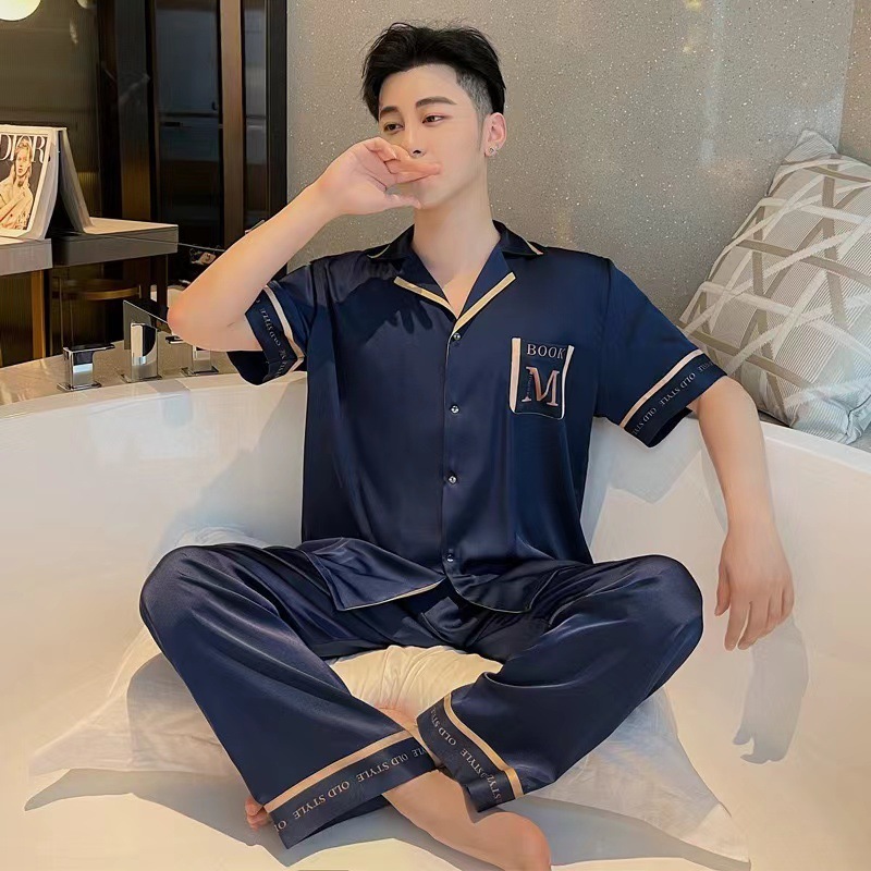 Sống cho một gã mặc đồ pyjama, kem, quần ngắn mùa hè, một bộ đồ da lụa.