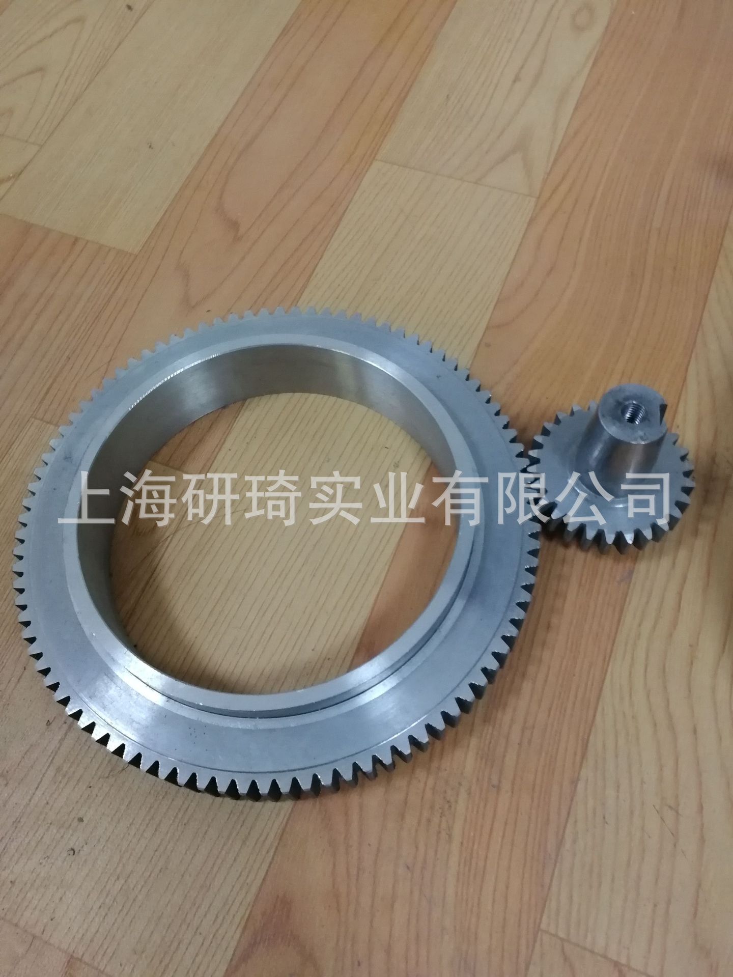 Nhà máy đã cung cấp lưỡi dao và máy giả lập quay.
