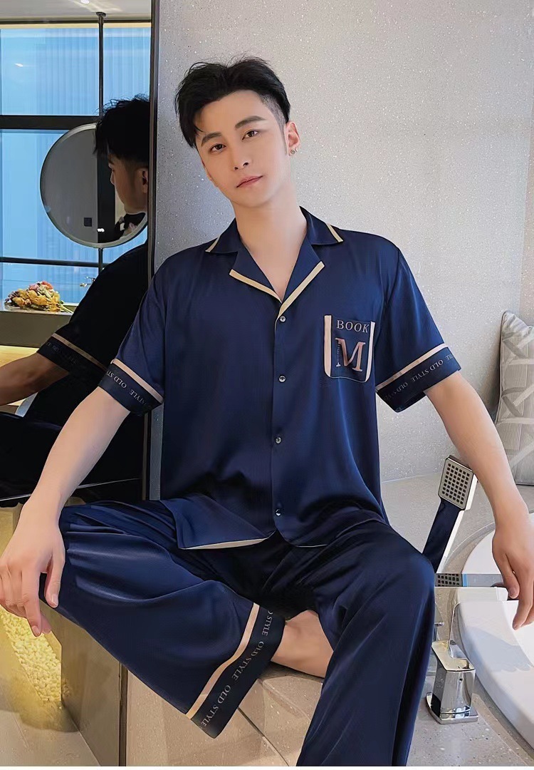 Sống cho một gã mặc đồ pyjama, kem, quần ngắn mùa hè, một bộ đồ da lụa.
