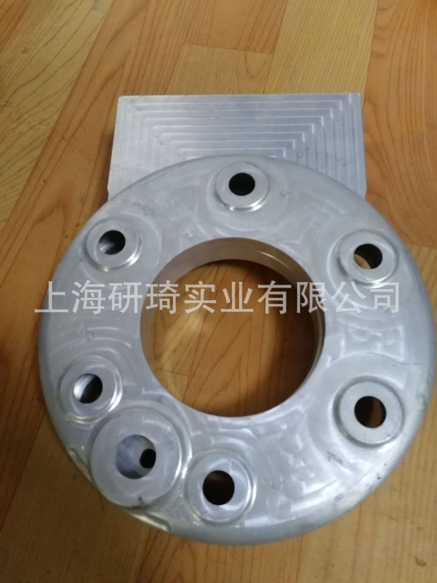 Nhà máy đã cung cấp lưỡi dao và máy giả lập quay.