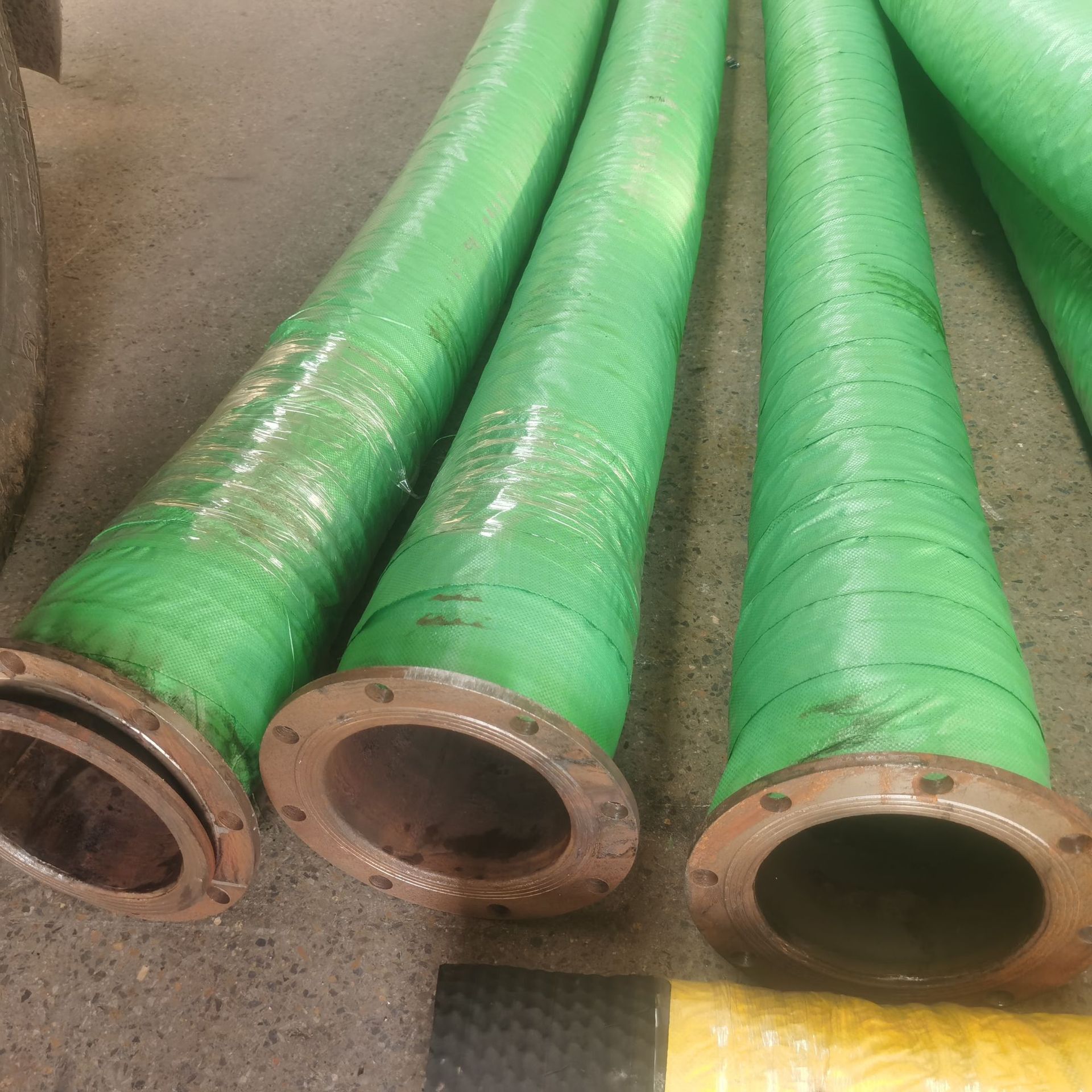 A large-calibre dredging rubber release hose, a discharge tube, a steel silk skeleton tube.