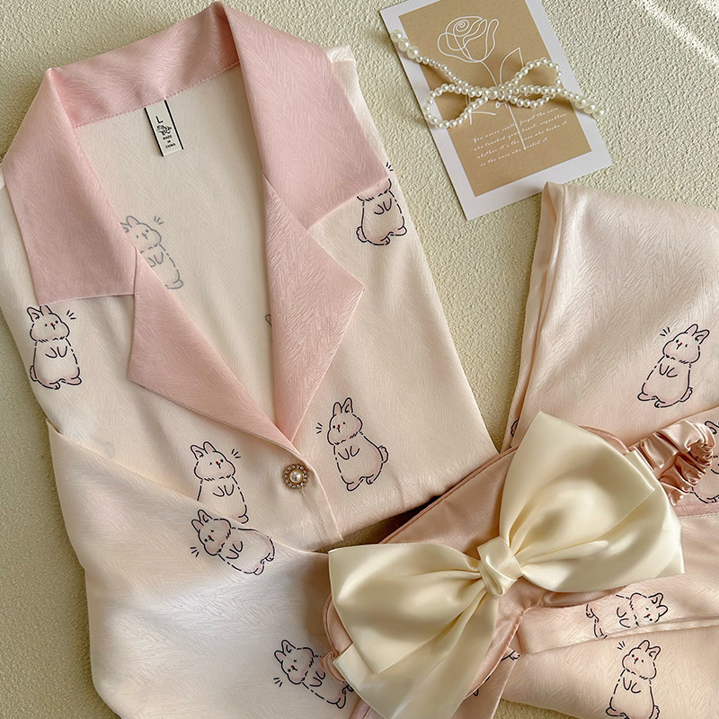 Người phụ nữ mới mặc đồ da màu băng giá có thể mặc một pyjama lụa thật sự để kiếm rất nhiều tiền.