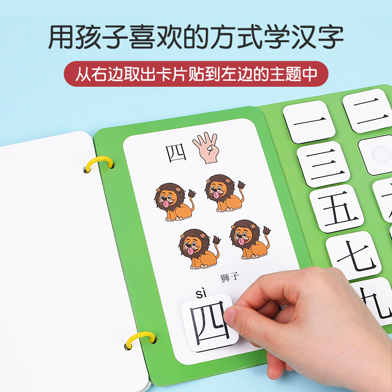 Các em nhỏ được dạy đọc và viết.