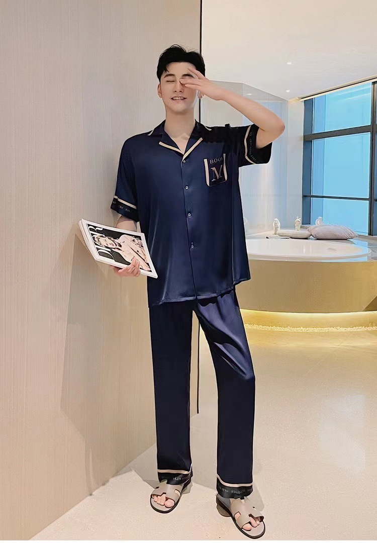 Sống cho một gã mặc đồ pyjama, kem, quần ngắn mùa hè, một bộ đồ da lụa.
