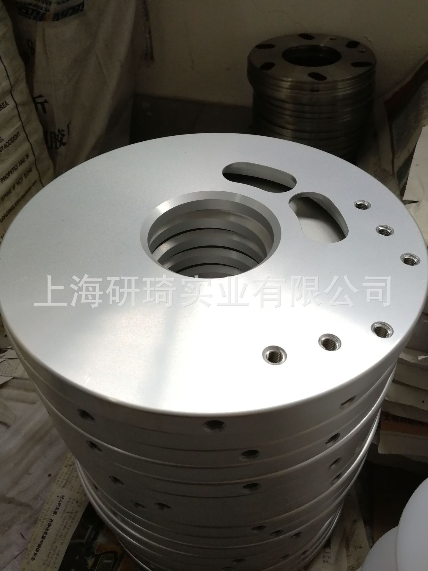 Nhà máy đã cung cấp lưỡi dao và máy giả lập quay.