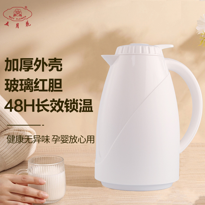 Chai nước nóng May với một chai nước nóng 1-L trong văn phòng.