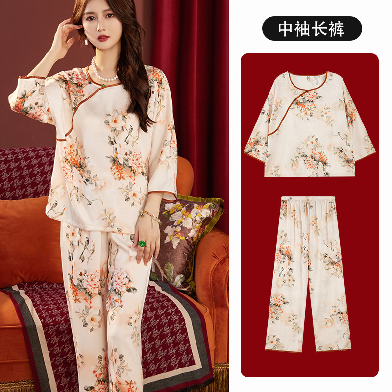 Một cô gái mặc đồ ngủ quốc gia mới, năm 2024 Spring và Summer, một bộ đồ lụa màu đỏ.