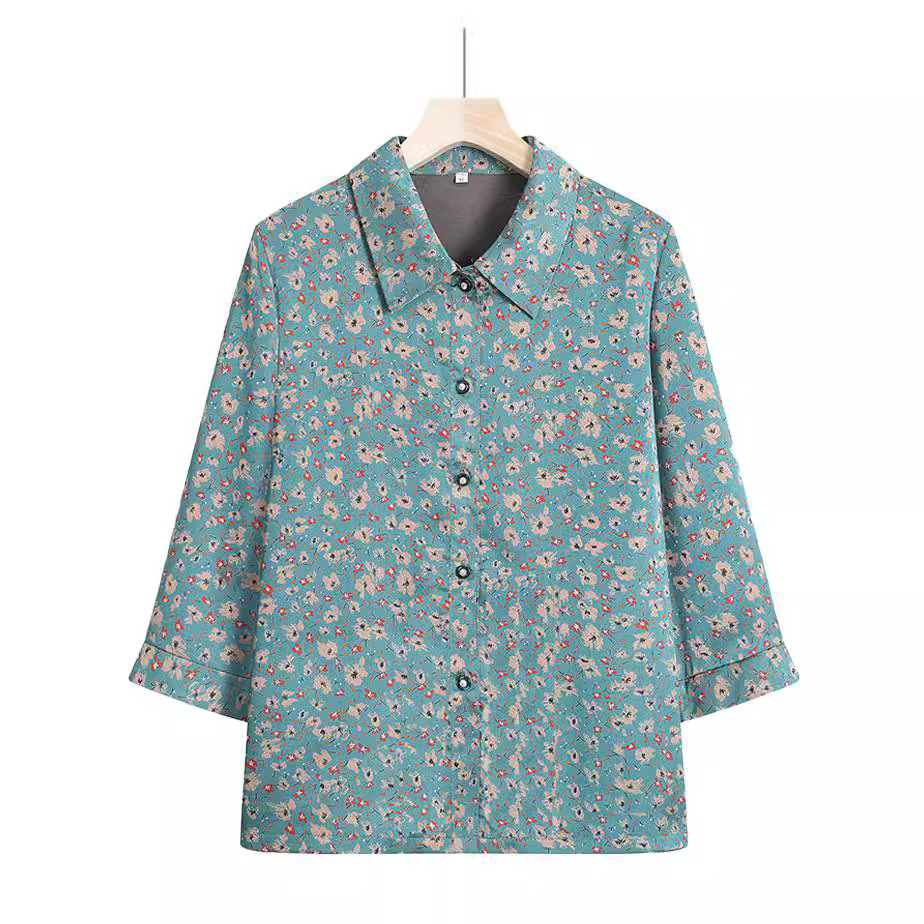 Grandma's seven-sleeve shirt on her 60-year-old, 70-year-old mother with a loose and fragrance shirt to wear.