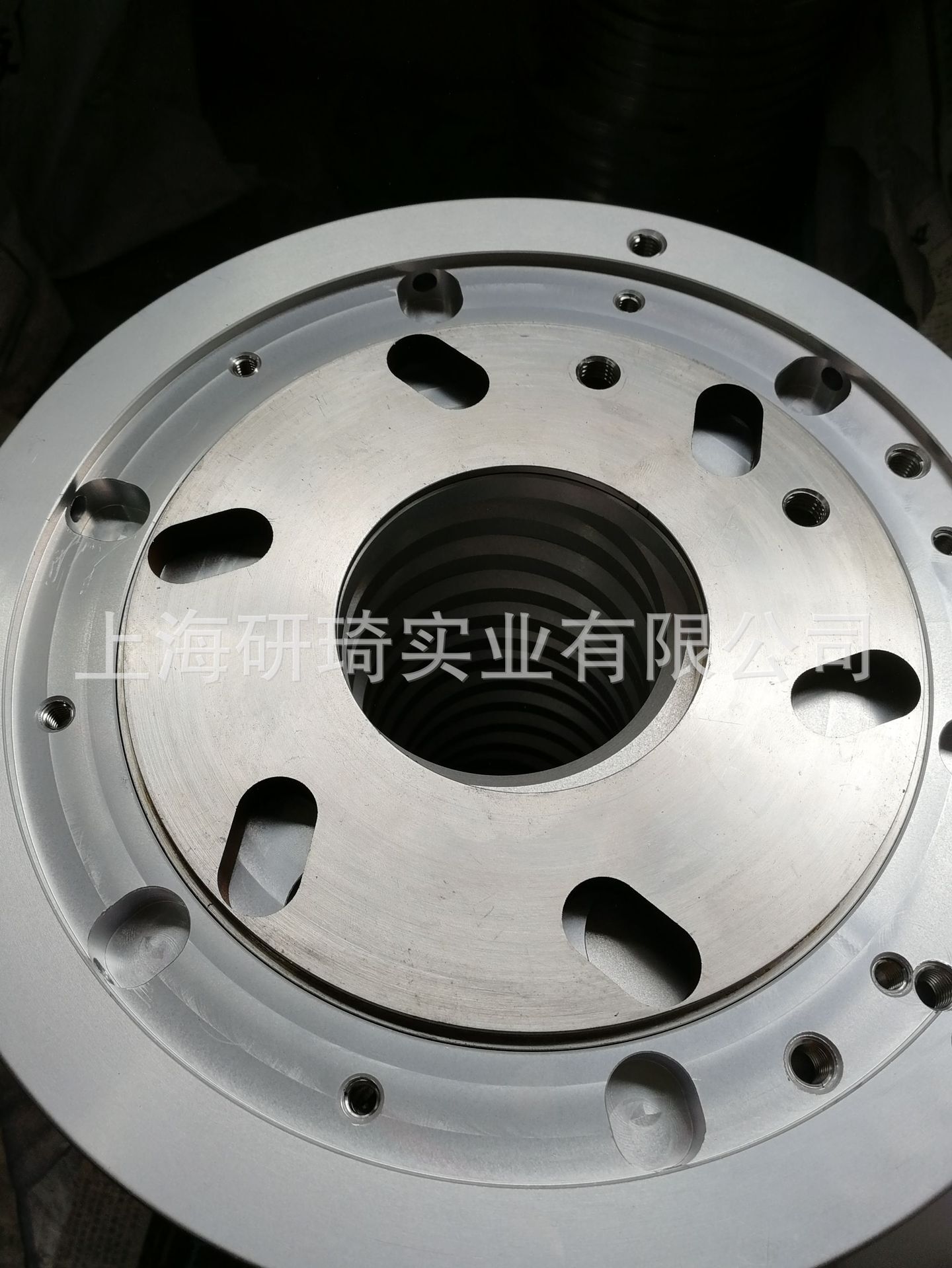 Nhà máy cung cấp tất cả các phần của tàu để dùng cho bánh Rene mỗi tháng.