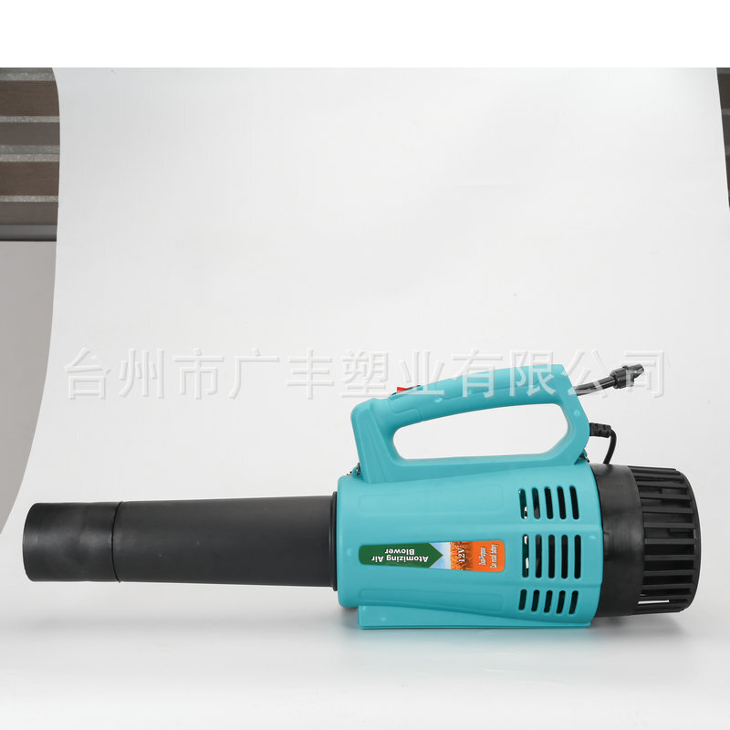 Một nhà máy sản xuất sương mù bằng máy phát điện ở nhà máy sản xuất rừng mù sương mù